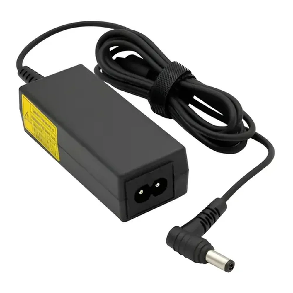 Cargador Toshiba 19V 3.95A vista lateral con cable enrollado