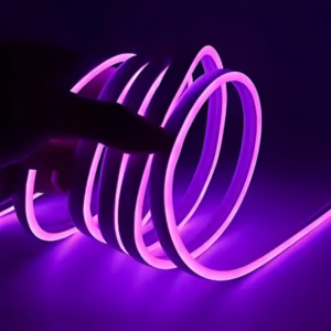 Manguera Luz Neón LED de 5 metros en tono morado, enrollada y encendida en foto de ambientación