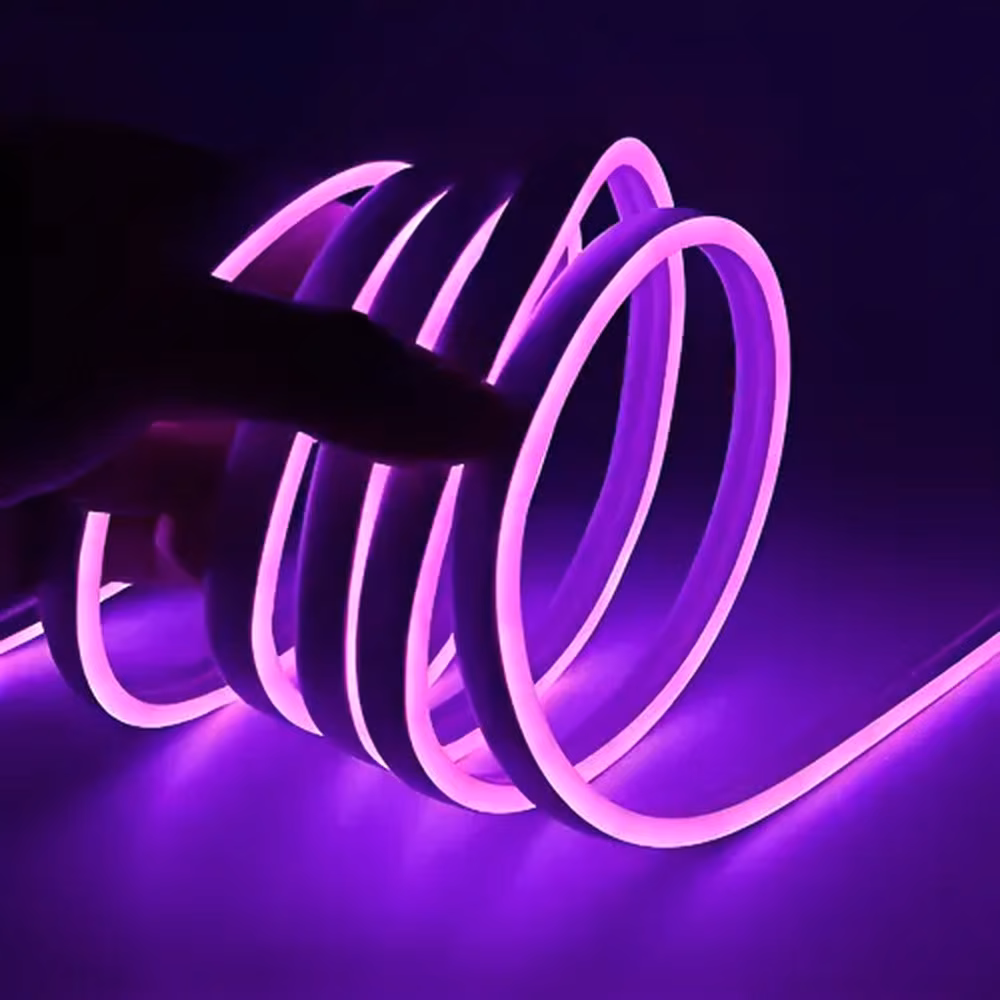 Manguera Luz Neón LED de 5 metros en tono morado, enrollada y encendida en foto de ambientación