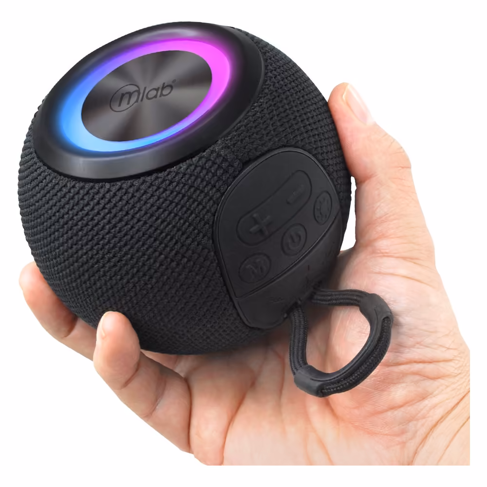Parlante Mlab Sphere Bass sostenido en una mano como referencia de tamaño
