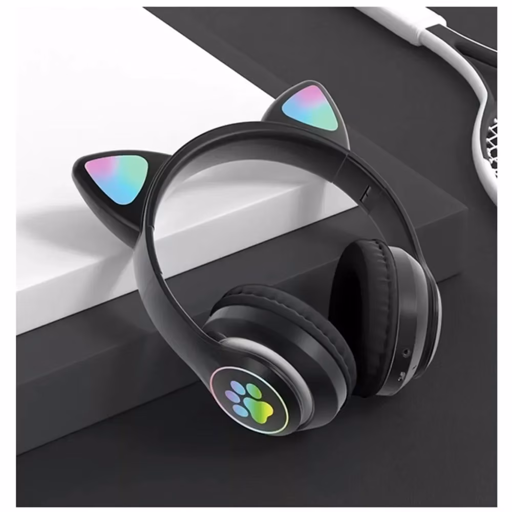 Audífonos Inalámbricos CAT-28 negros con luz RGB encendida, apoyados sobre una mesa