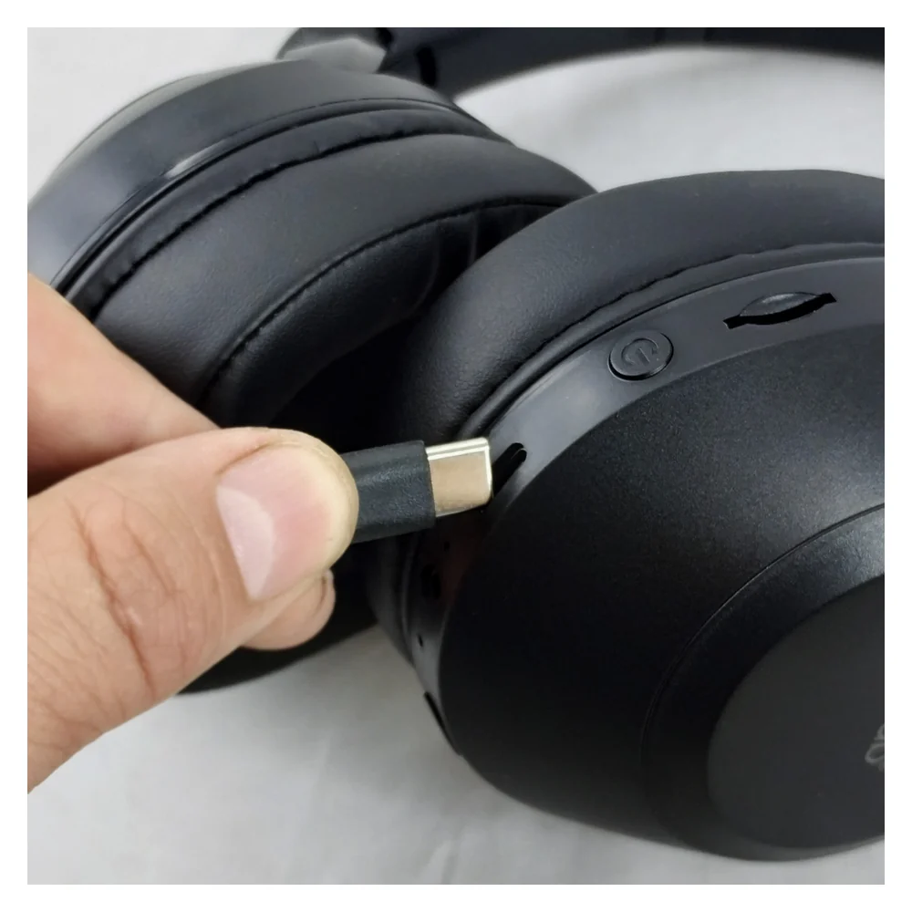 Puerto de carga USB-C de los audífonos Mlab Soft Comfort