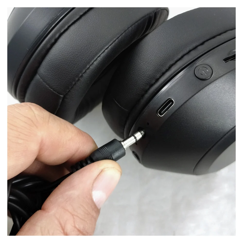 Entrada auxiliar de 3,5 mm de los audífonos Mlab Soft Comfort