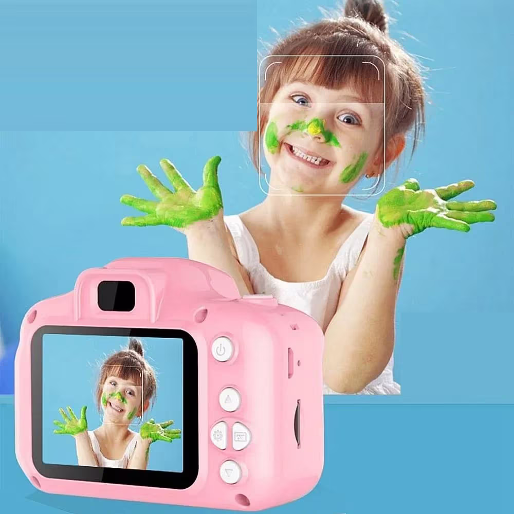 Niña usando la cámara digital rosada en Talca - Imextec