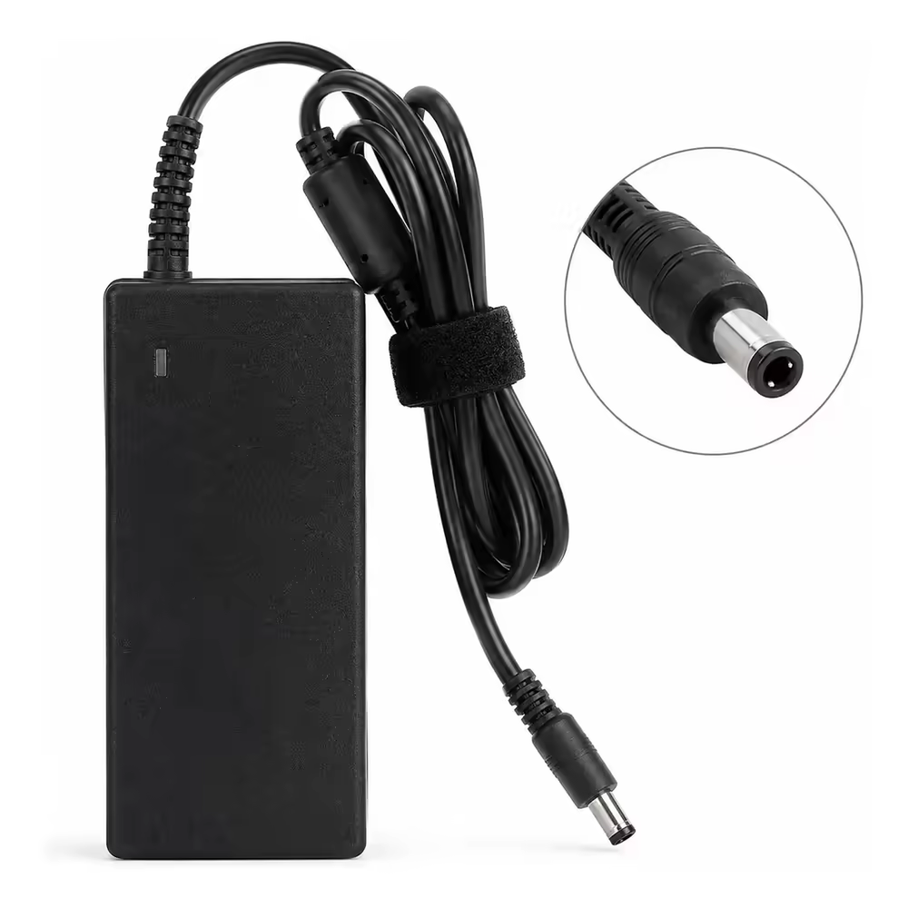 Cargador para notebook Dell 19.5V 3.34A con detalle de la punta fina 4.5x3.0mm