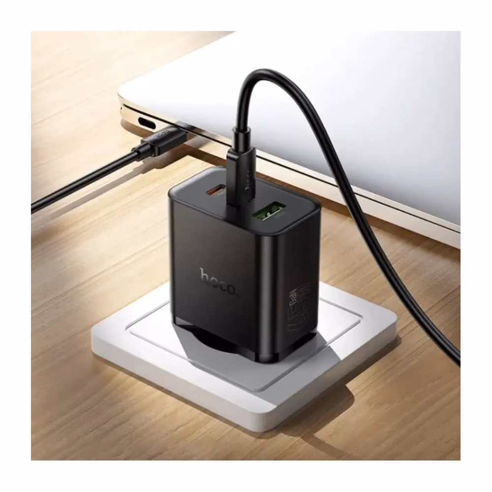 Cargador Hoco N75 de 65W cargando un notebook SKU 4880