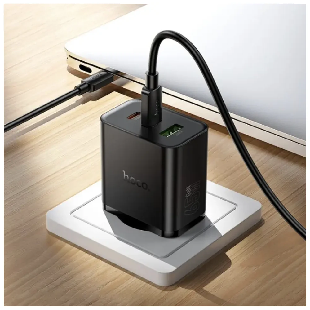 Cargador Hoco N75 de 65W cargando un notebook SKU 4880
