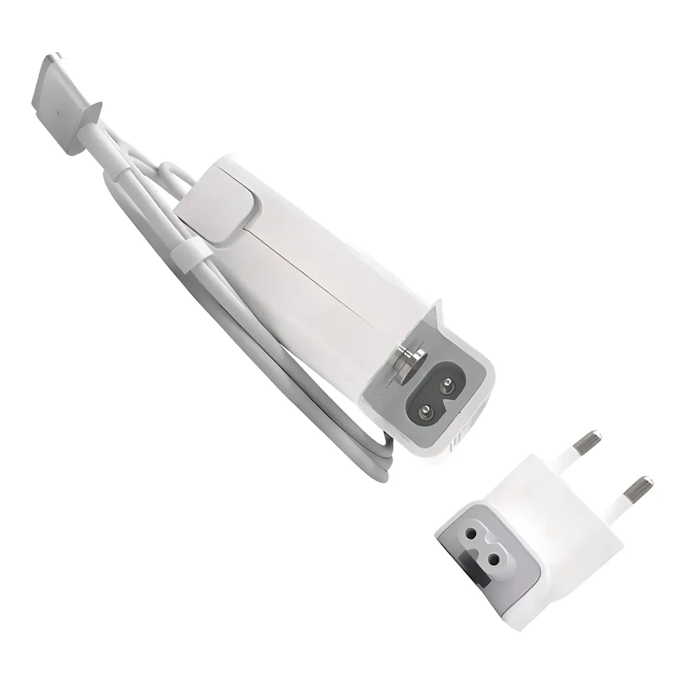 Cargador MacBook Air en ángulo mostrando el enchufe y el conector