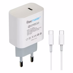 Cargador USB-C Tecmaster TM-200524 blanco junto a su cable USB-C a USB-C, con especificaciones impresas
